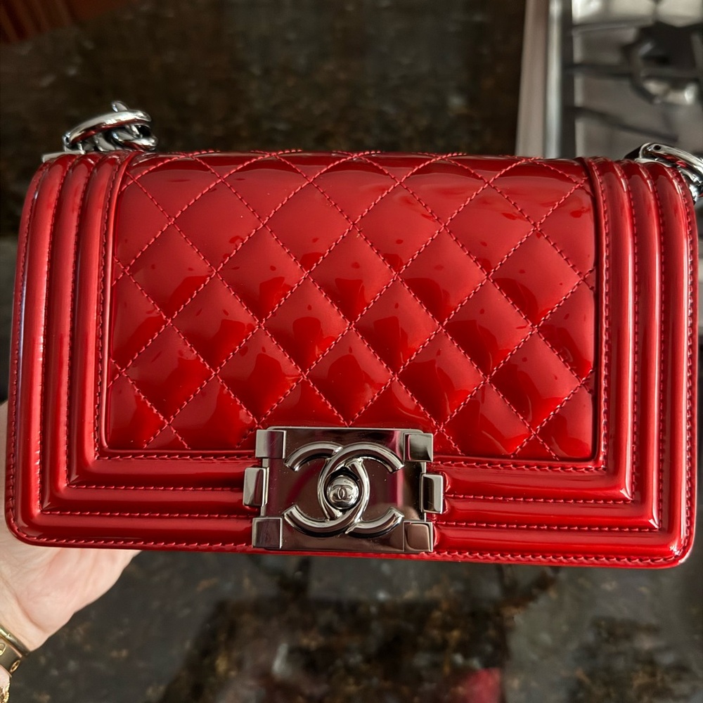 Chanel boy bag in Red patent Quilted leather!